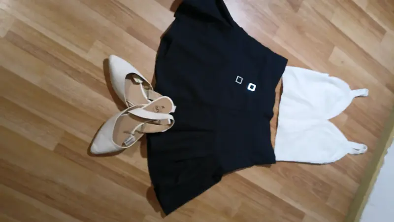 Conjunto de vestido negro y zapatos beige - 1