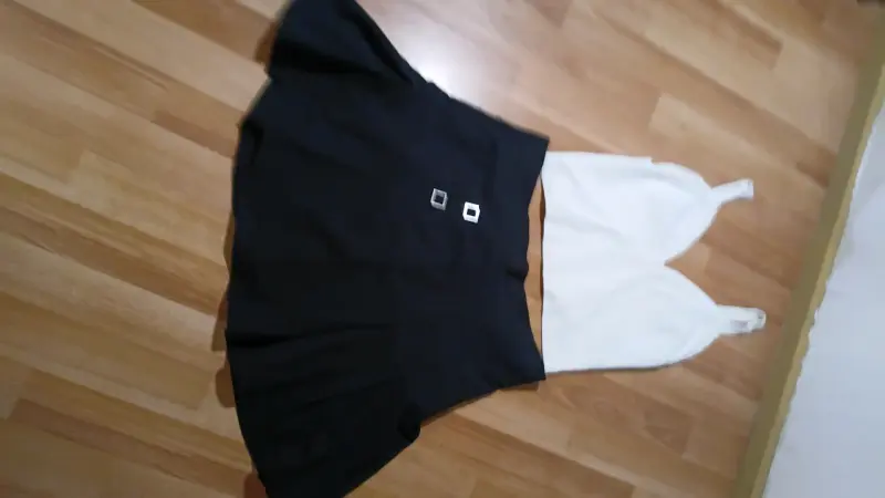 Conjunto de vestido negro y zapatos beige - 2