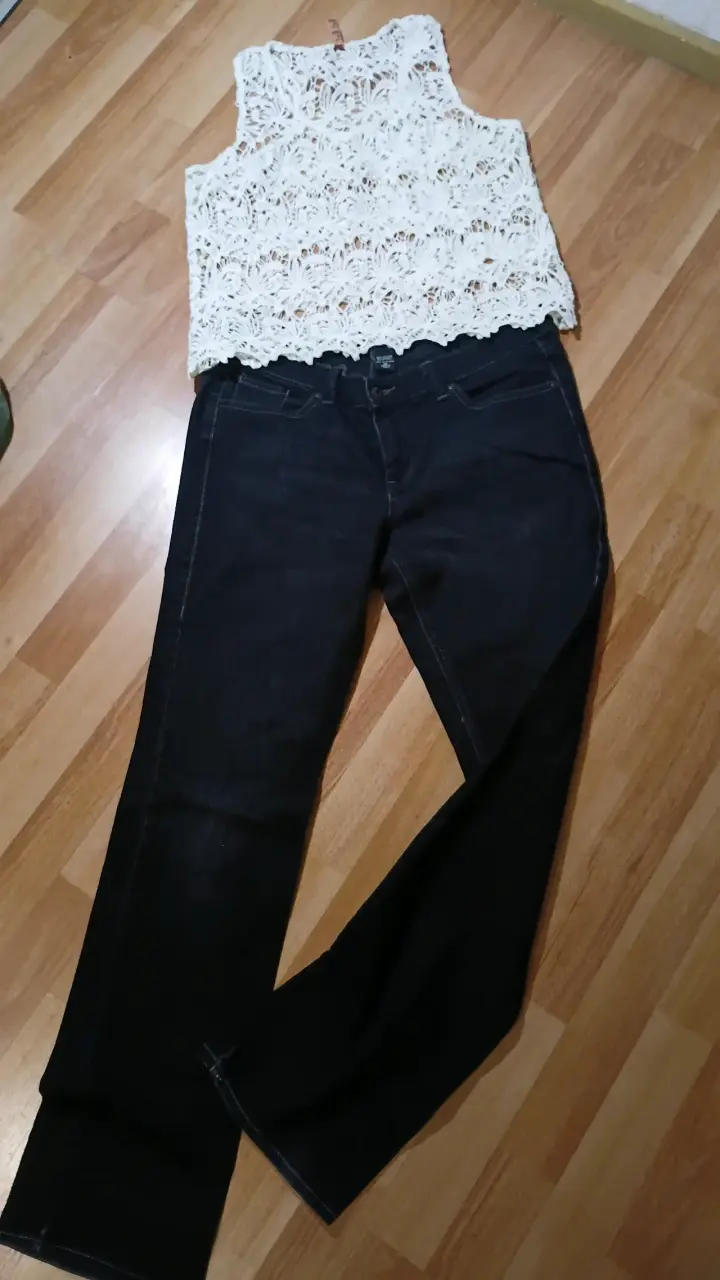 Conjunto de blusa de encaje y jeans negros