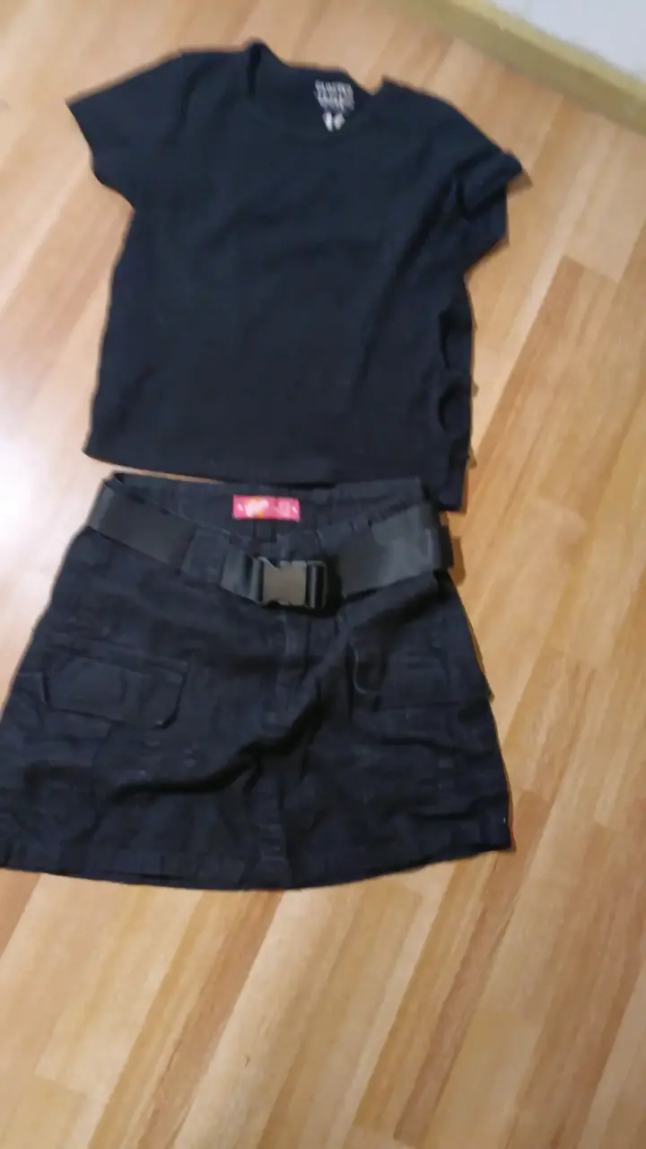 Conjunto negro de polera y falda con cinturón