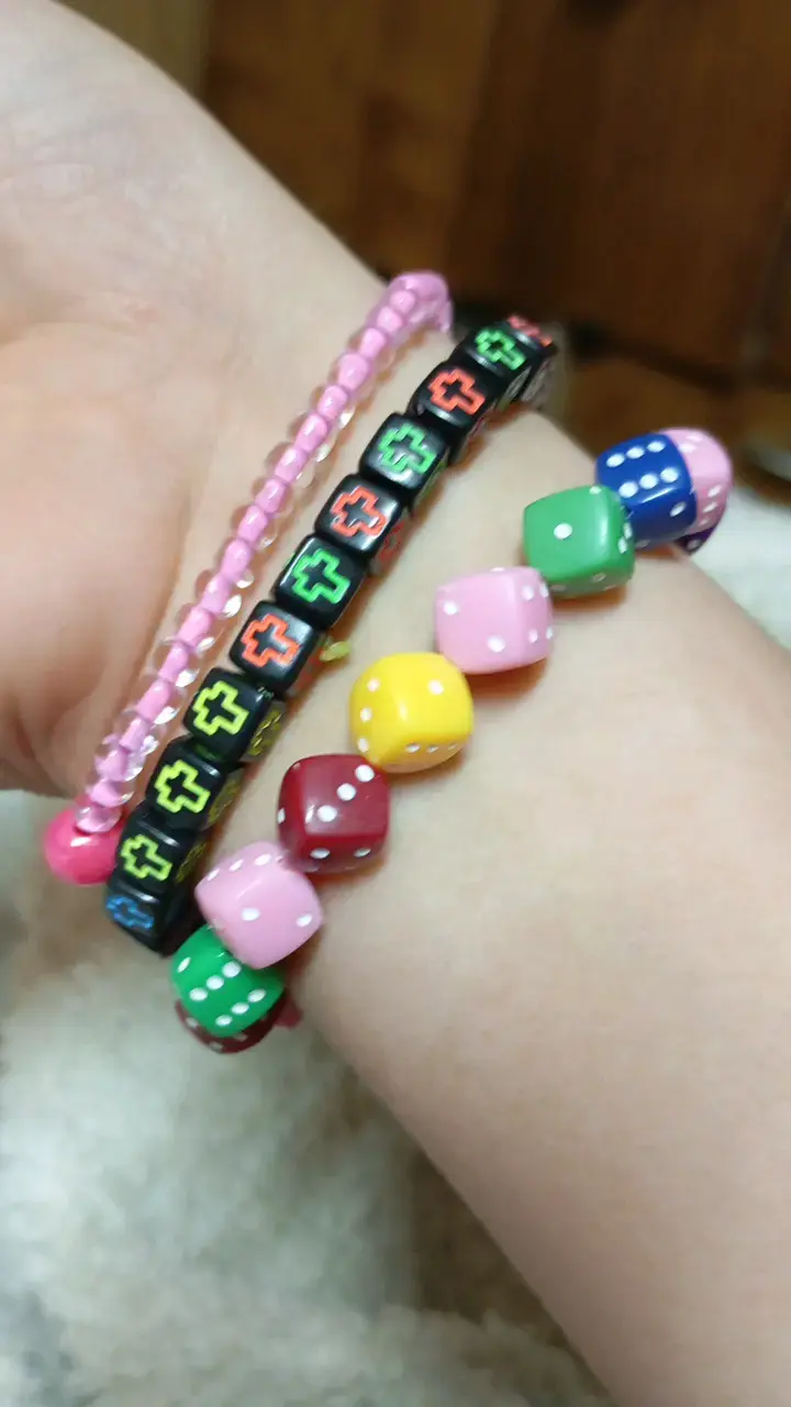 Pulseras de colores con dados y cruces - 1
