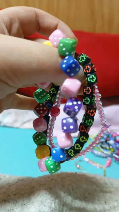 Pulseras de colores con dados y cruces - miniatura 2