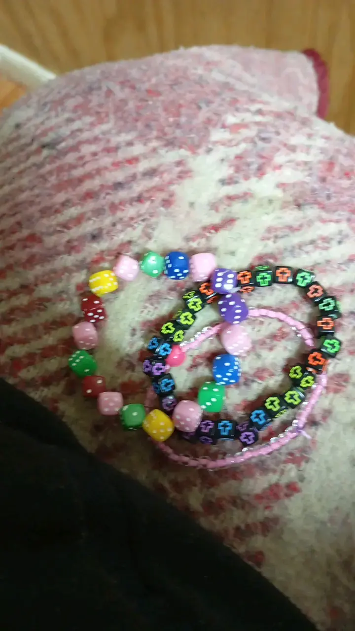 Pulseras de colores con dados y cruces - 3