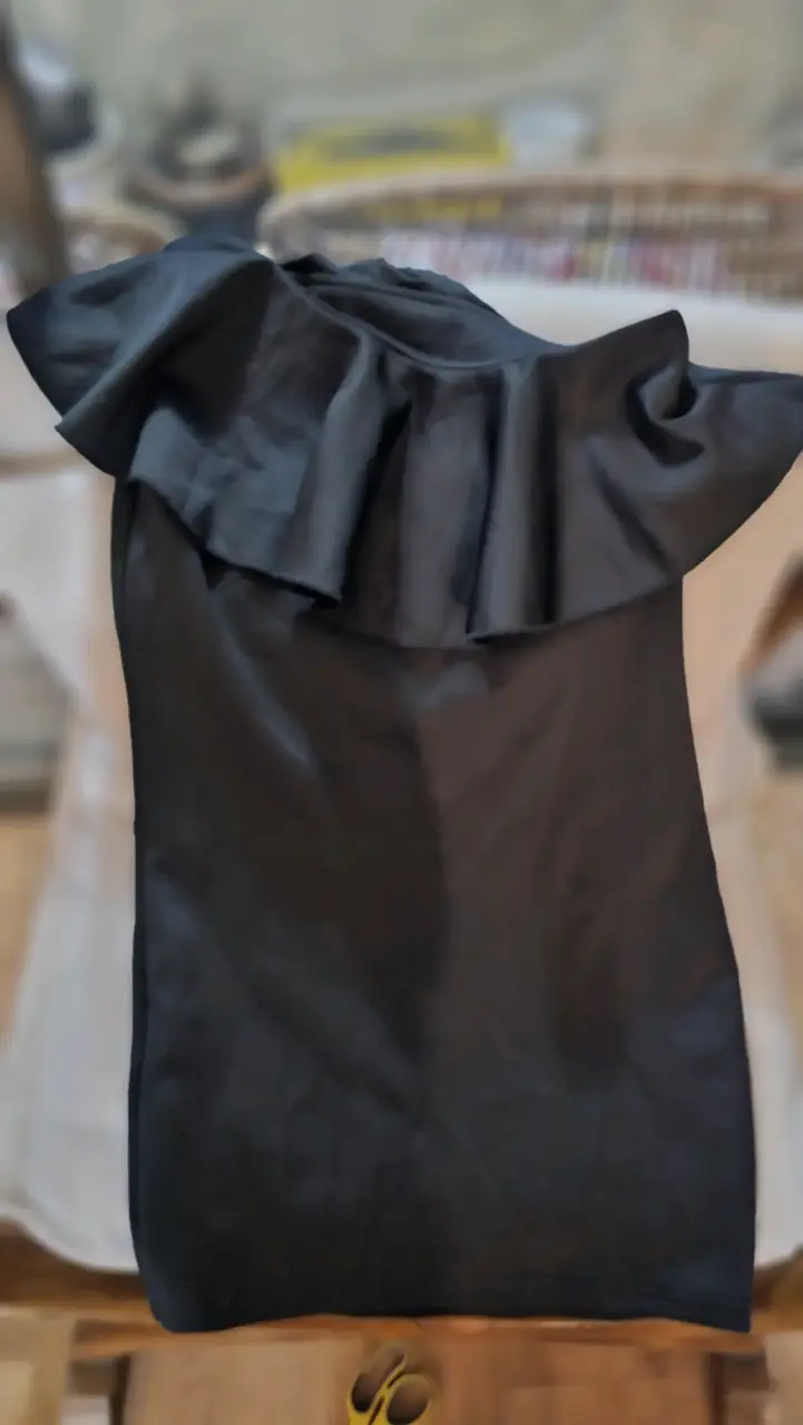 Vestido negro con volantes elegante - 1