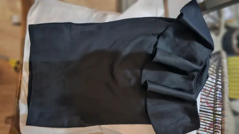 Vestido negro con volantes elegante - 2