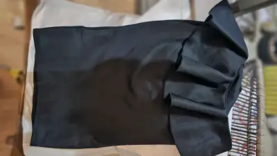 Vestido negro con volantes elegante - miniatura 2