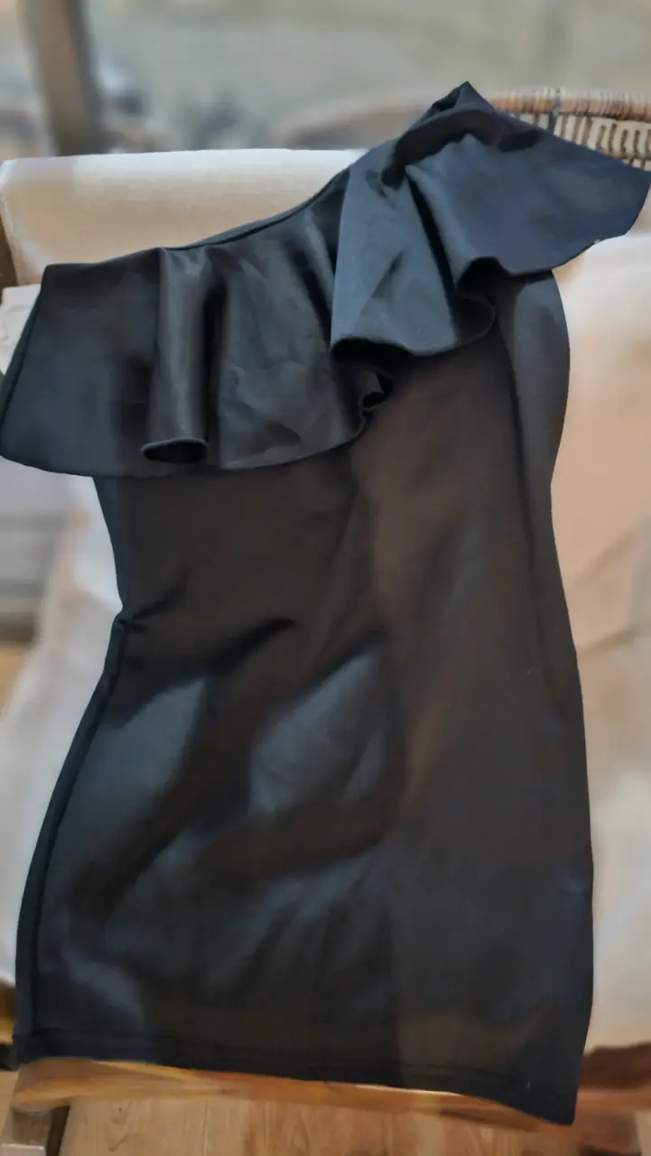 Vestido negro con volantes elegante - 3