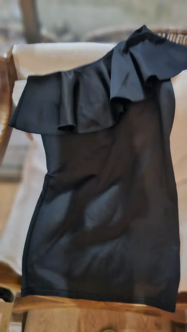 Vestido negro con volantes elegante - 4