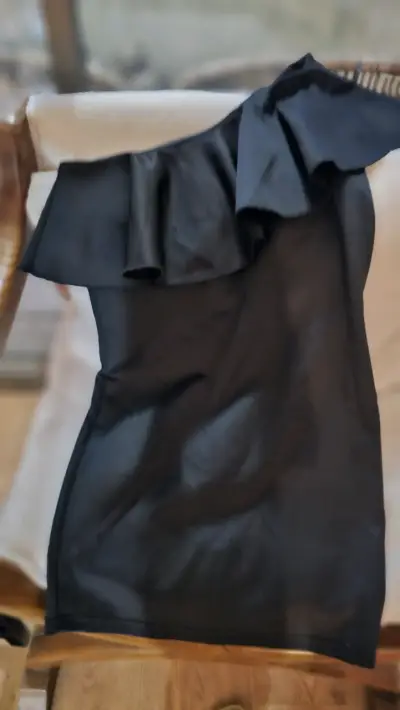 Vestido negro con volantes elegante - miniatura 4