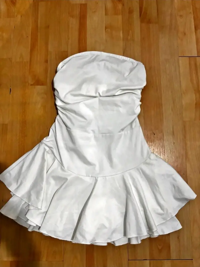 Vestido blanco sin tirantes con volantes