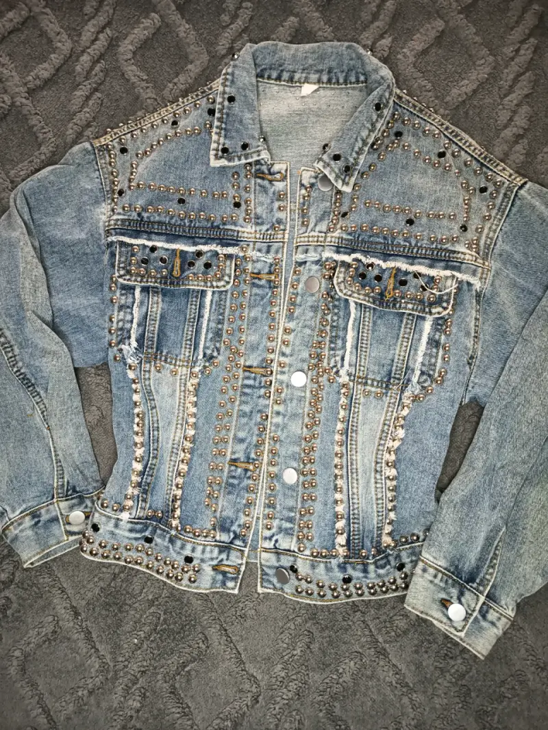 Chaqueta de mezclilla con tachas para mujer - 1