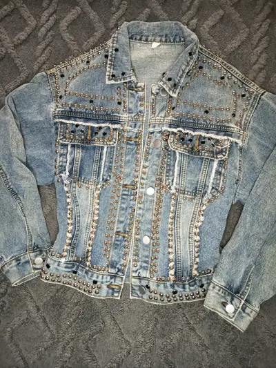 Chaqueta de mezclilla con tachas para mujer - miniatura 1