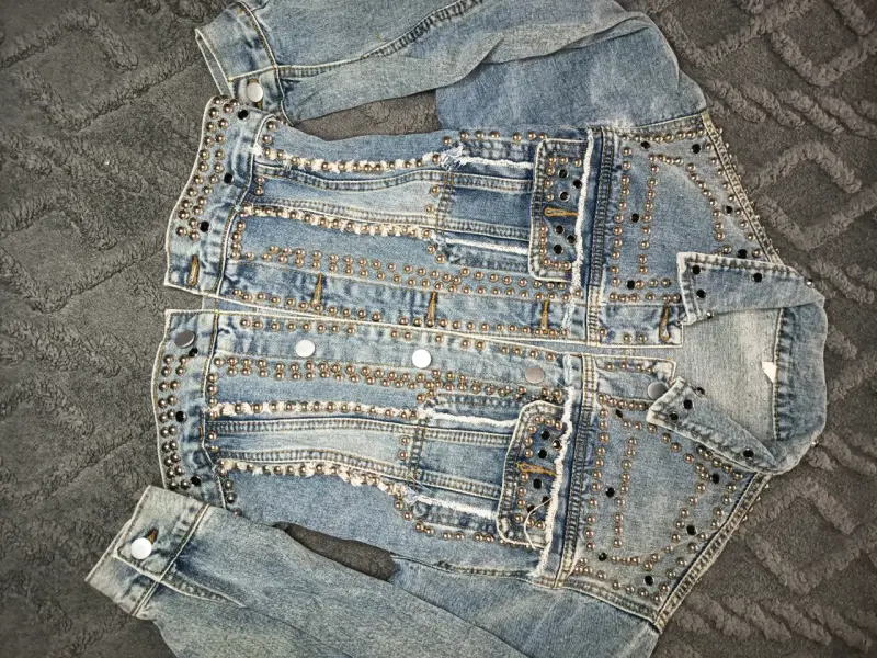 Chaqueta de mezclilla con tachas para mujer - 2