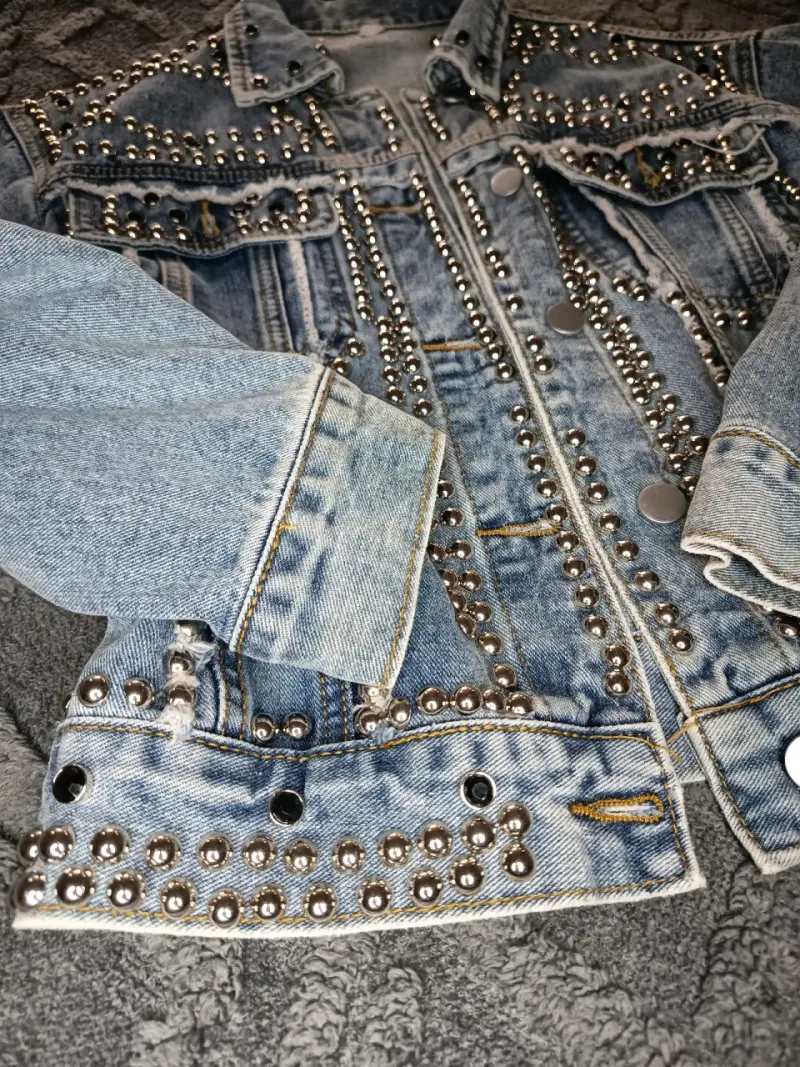 Chaqueta de mezclilla con tachas para mujer - 3