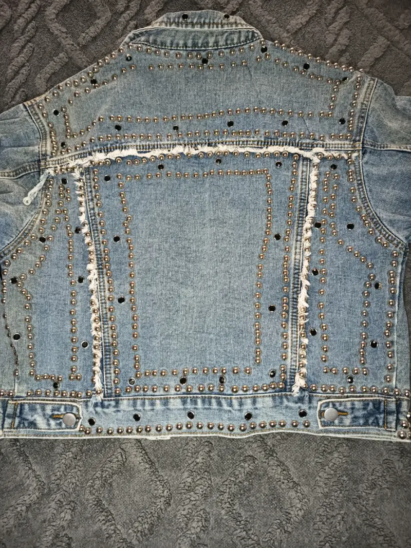 Chaqueta de mezclilla con tachas para mujer - 4