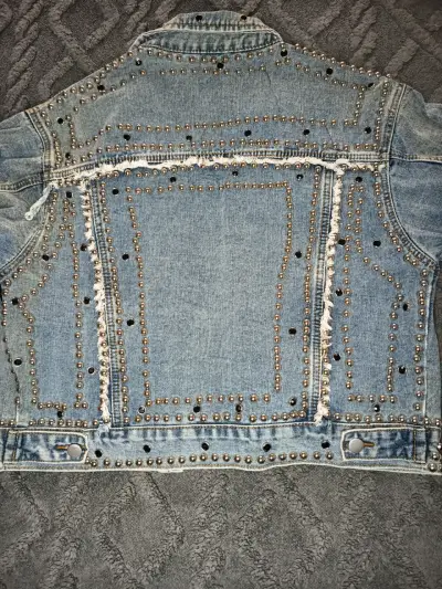 Chaqueta de mezclilla con tachas para mujer - miniatura 4