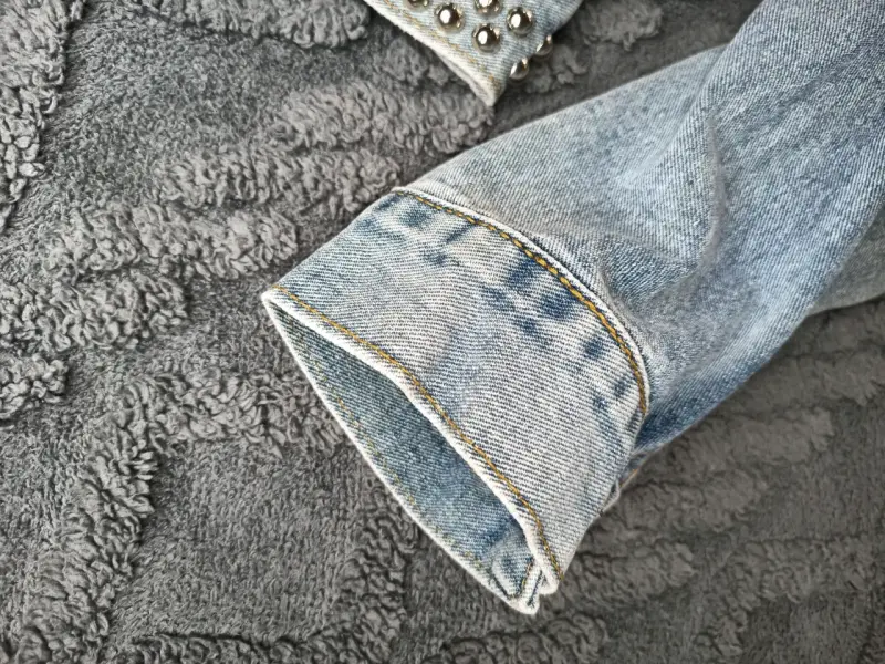 Chaqueta de mezclilla con tachas para mujer - 5