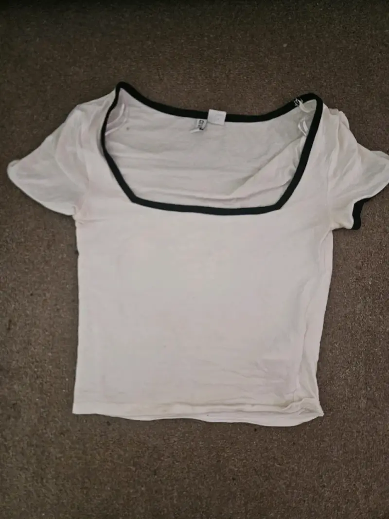 Polera blanca con borde negro H&M Divided - 1