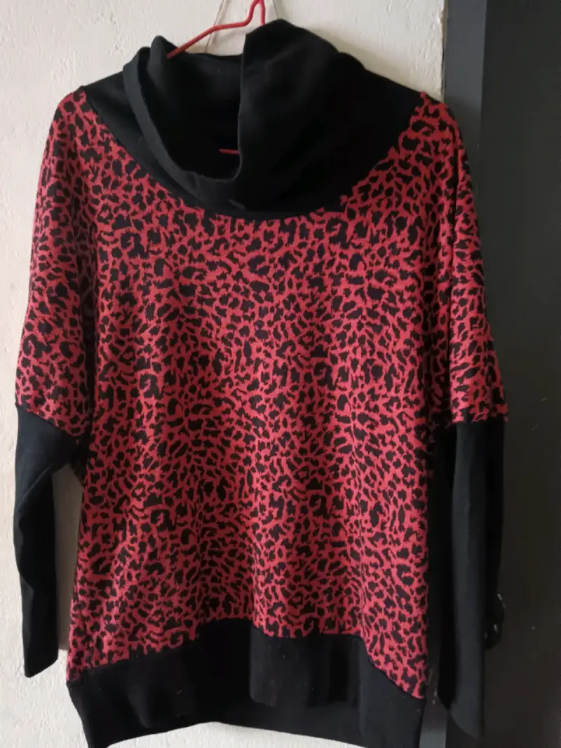 Polerón rojo con estampado animal print - 1