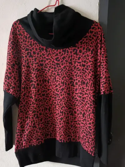 Polerón rojo con estampado animal print - miniatura 1