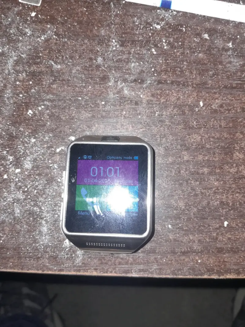 Smartwatch con pantalla táctil y altavoz