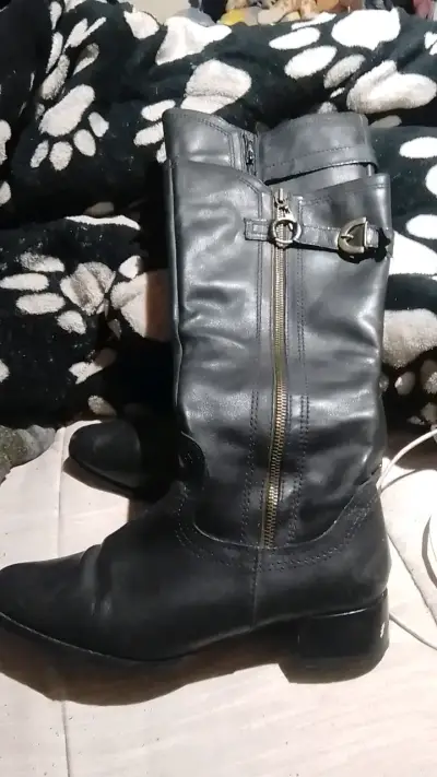 Botas negras de cuero con cierre y hebilla - miniatura 1