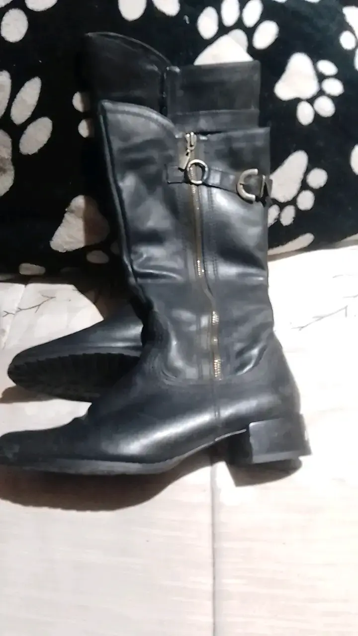Botas negras de cuero con cierre y hebilla - 2