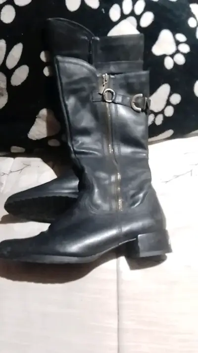Botas negras de cuero con cierre y hebilla - miniatura 2