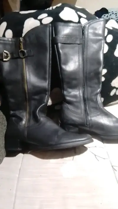 Botas negras de cuero con cierre y hebilla - miniatura 3