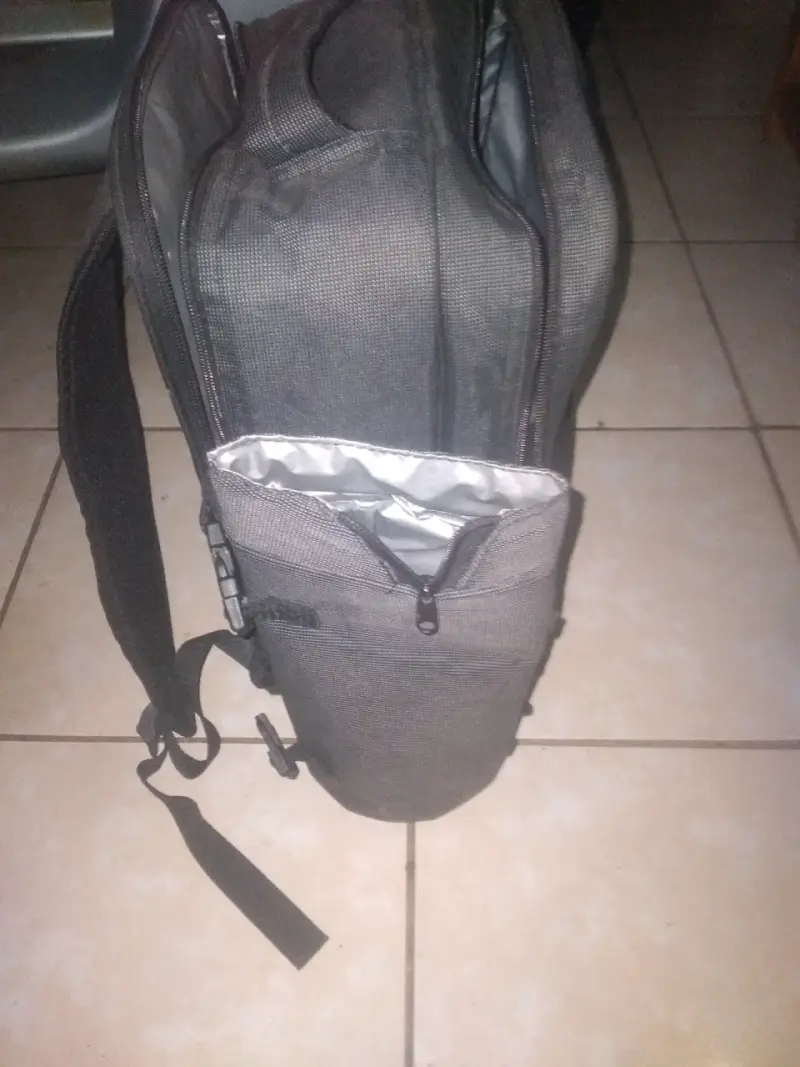 Mochila térmica negra con compartimento lateral - 1