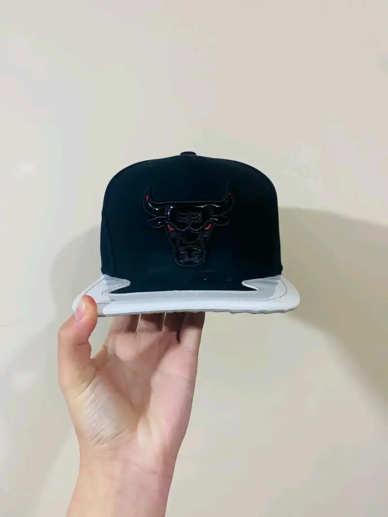 Gorra negra con logo de toro - 1