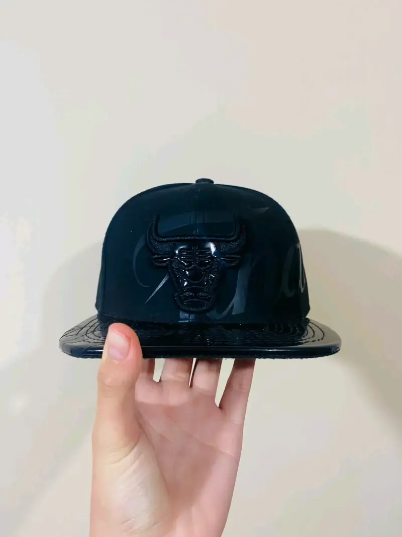 Gorra negra con logo de toro - 3