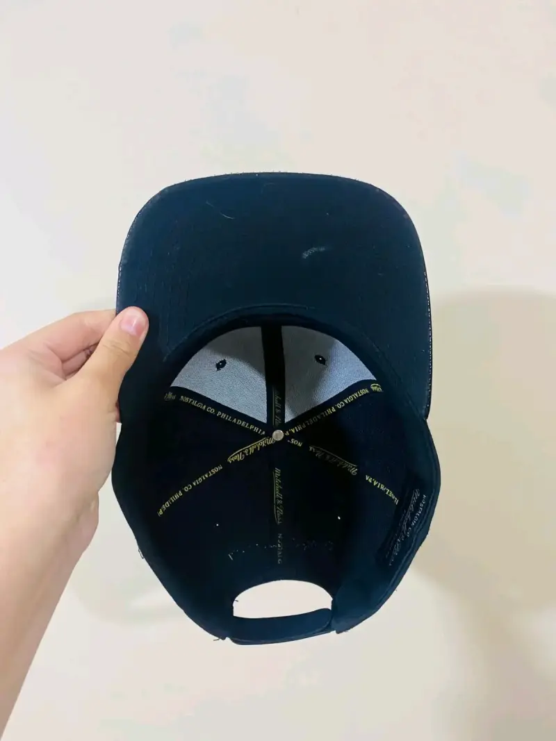 Gorra negra con logo de toro - 4