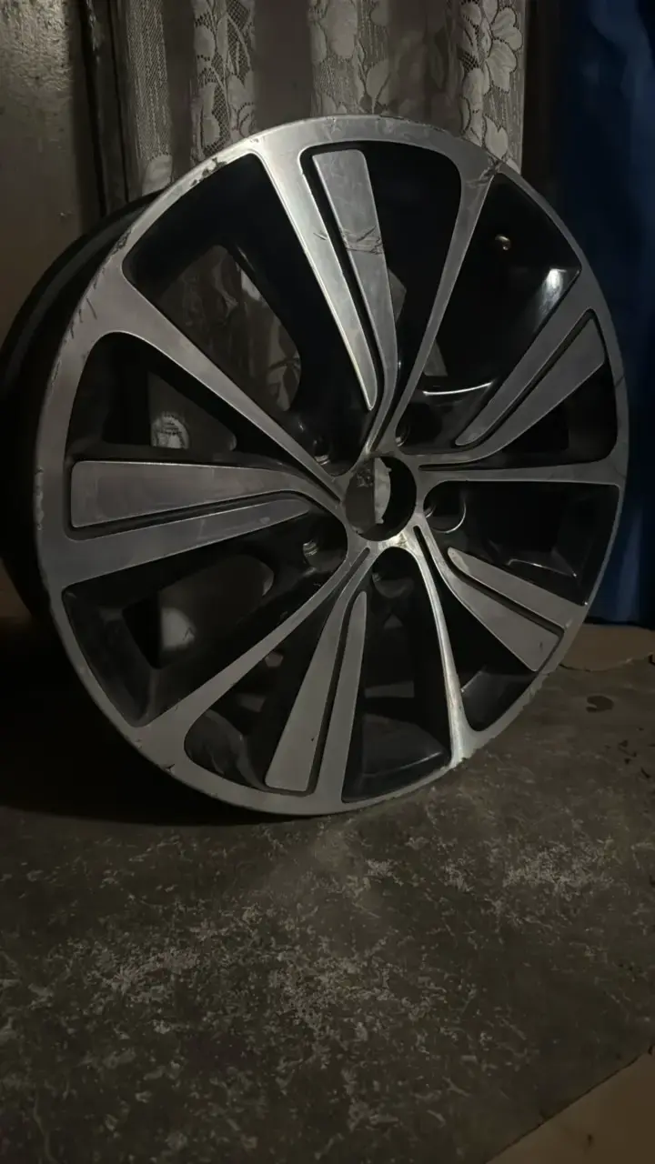 Llanta para auto 17 pulgadas, para reparación - 2