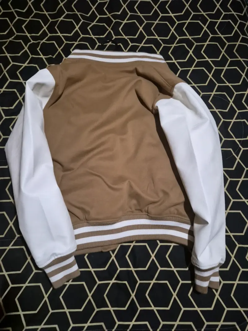 Chaqueta estilo varsity marrón y blanco