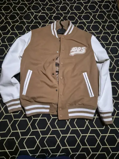 Chaqueta estilo varsity marrón y blanco - miniatura 2