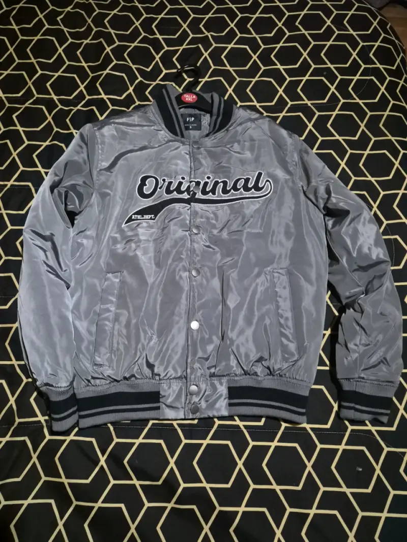 Chaqueta bomber gris estilo varsity talla S