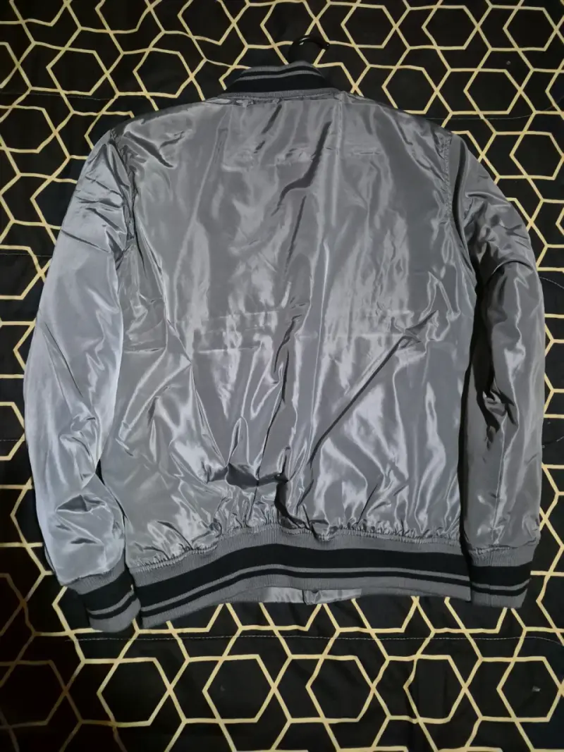 Chaqueta bomber gris estilo varsity talla S - 2