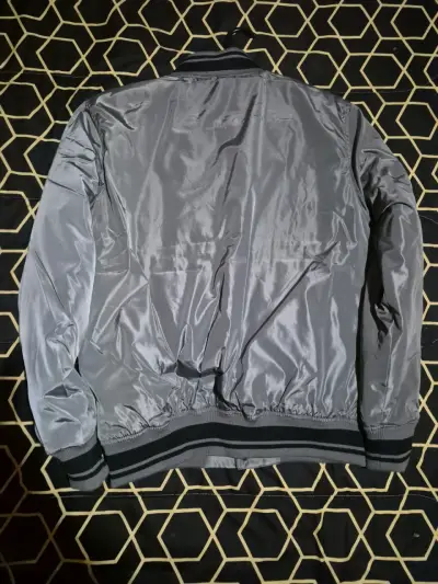 Chaqueta bomber gris estilo varsity talla S - miniatura 2