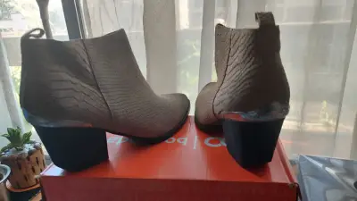 Botines de mujer con textura de serpiente - miniatura 1