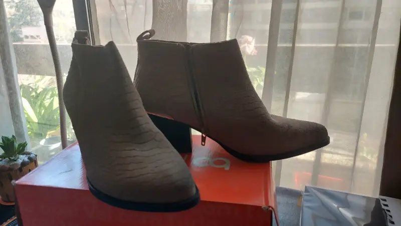 Botines de mujer con textura de serpiente - 2