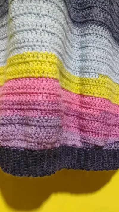 Suéter tejido a crochet multicolor para mujer - miniatura 3