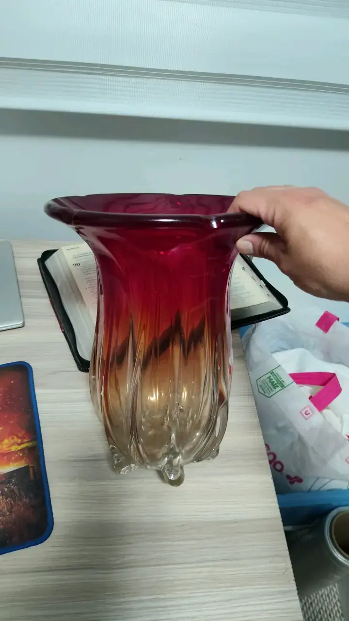 Florero de vidrio rojo y ámbar