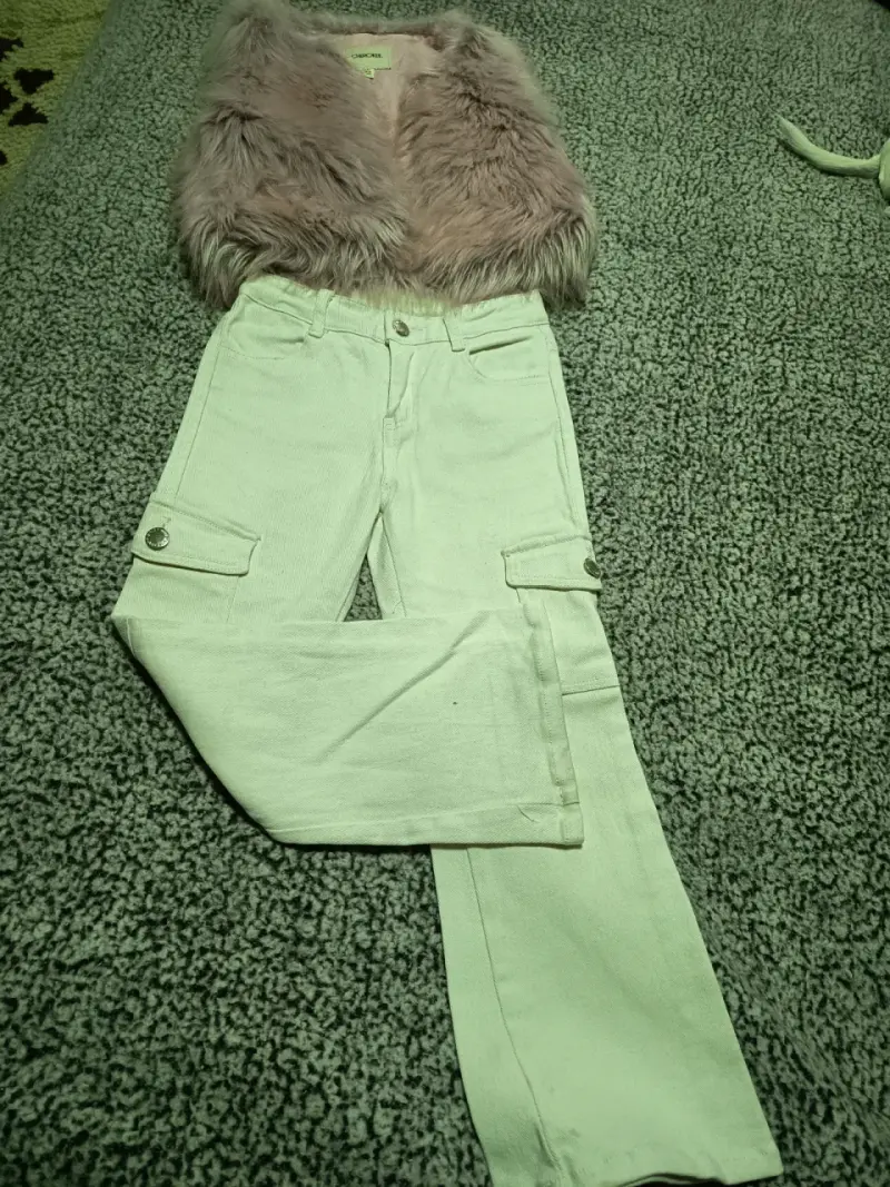 Conjunto de ropa infantil con chaleco y jeans - 2