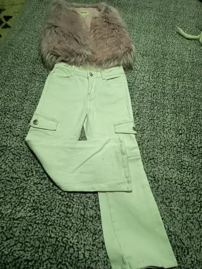 Conjunto de ropa infantil con chaleco y jeans - miniatura 2