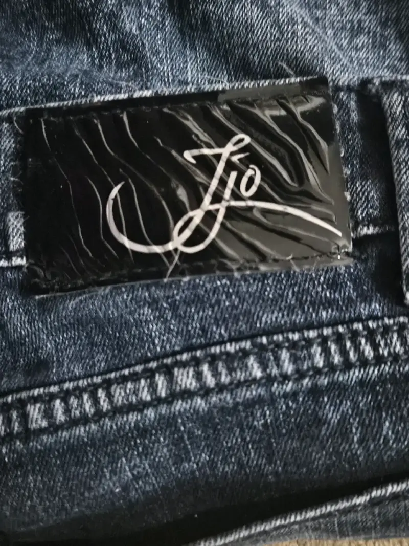 Jeans ajustados azul con cierres y tachas - 2