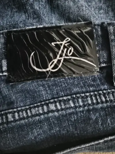 Jeans ajustados azul con cierres y tachas - miniatura 2