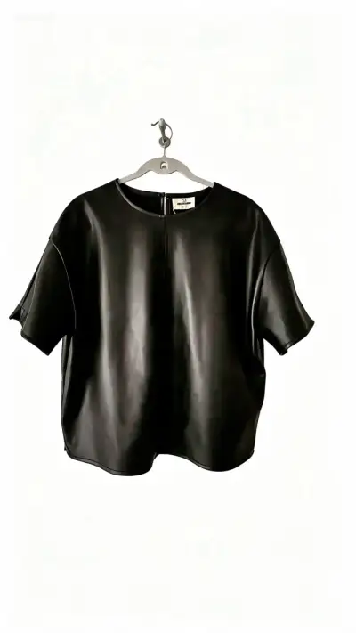 Polera de ecocuero negra con etiqueta - miniatura 1