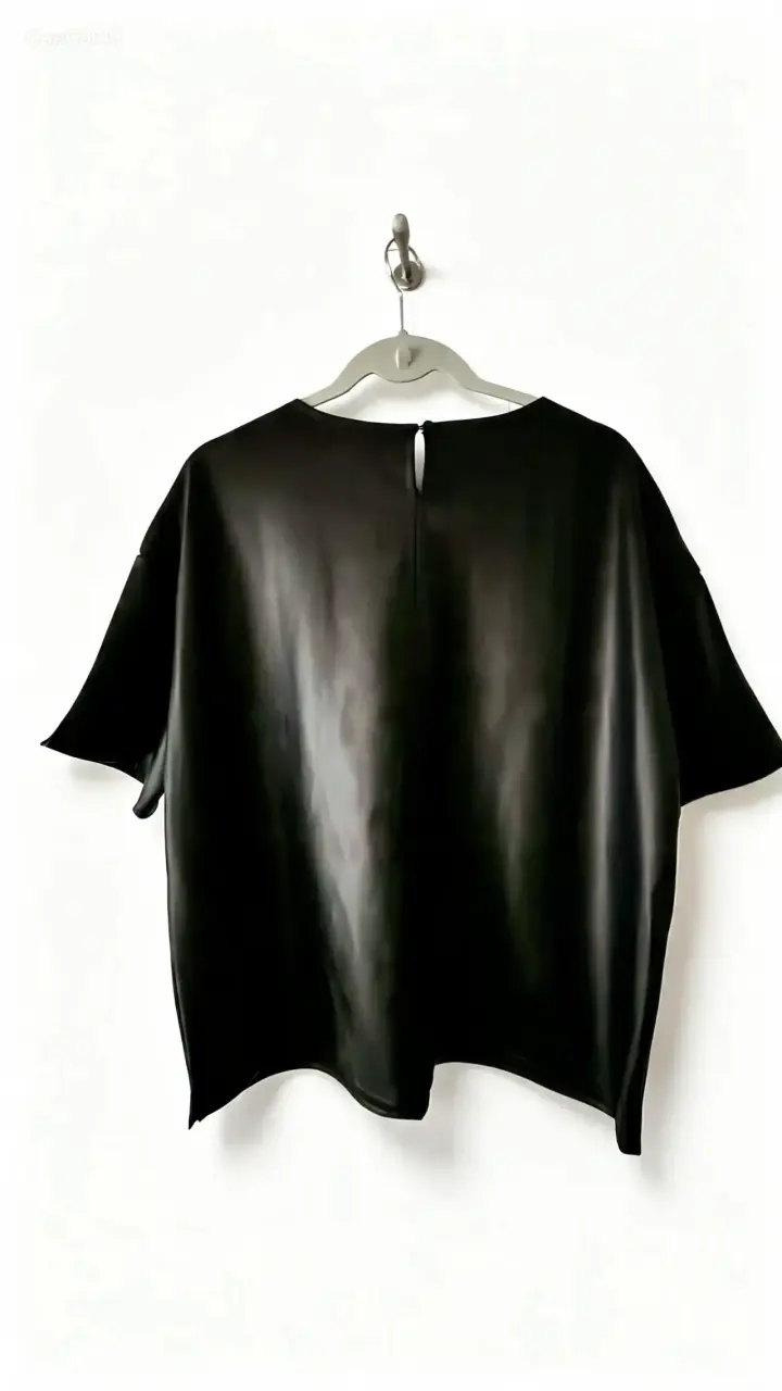 Polera de ecocuero negra con etiqueta - 2