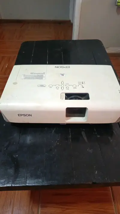 Proyector Epson con adaptador HDMI - miniatura 1